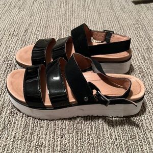 UGG platform sandal